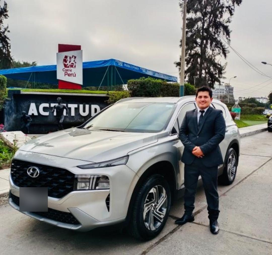 Conductor ejecutivo de Taxi Green Lima junto a camioneta privada