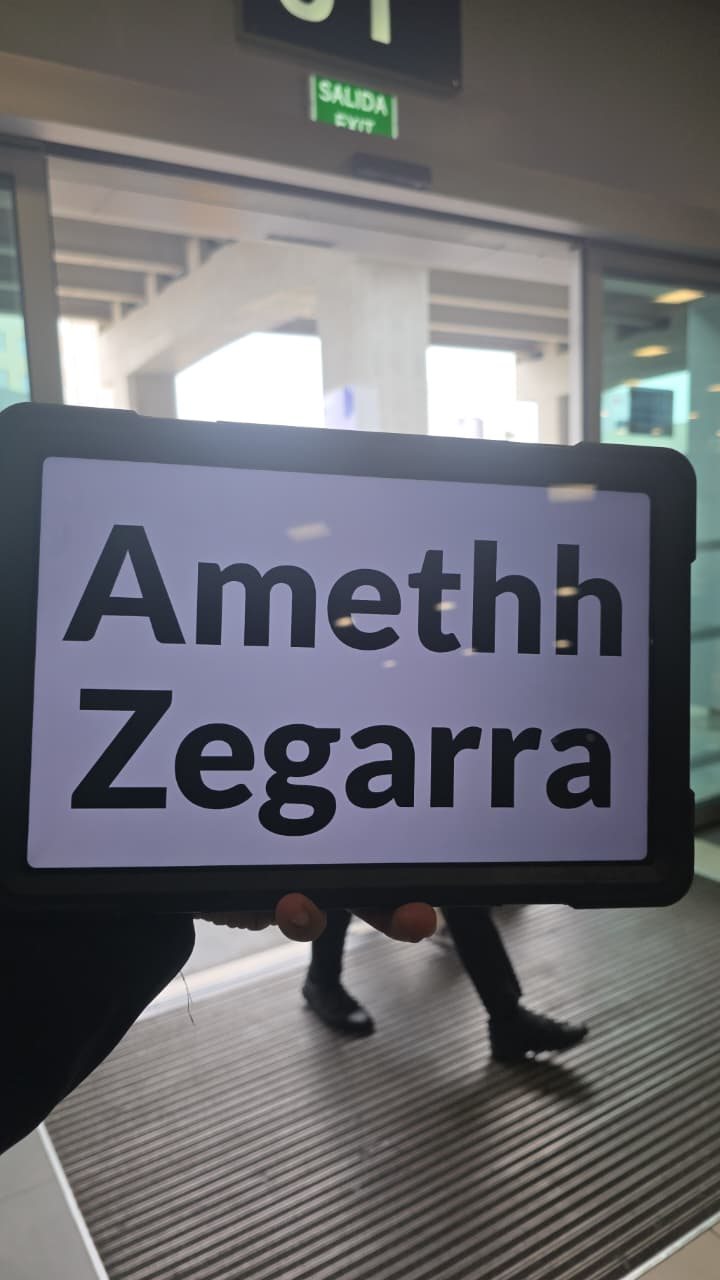 Recepci&oacute;n privada con cartel en aeropuerto