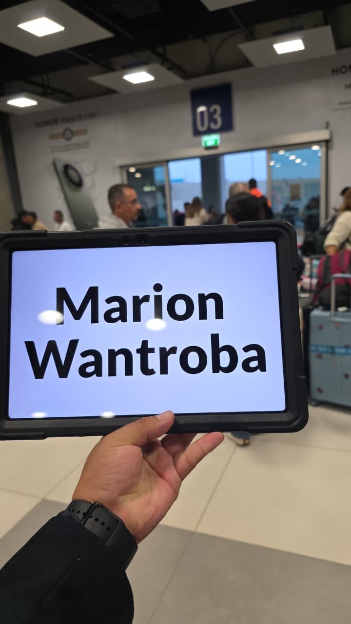 Cartel de bienvenida para pasajero en aeropuerto
