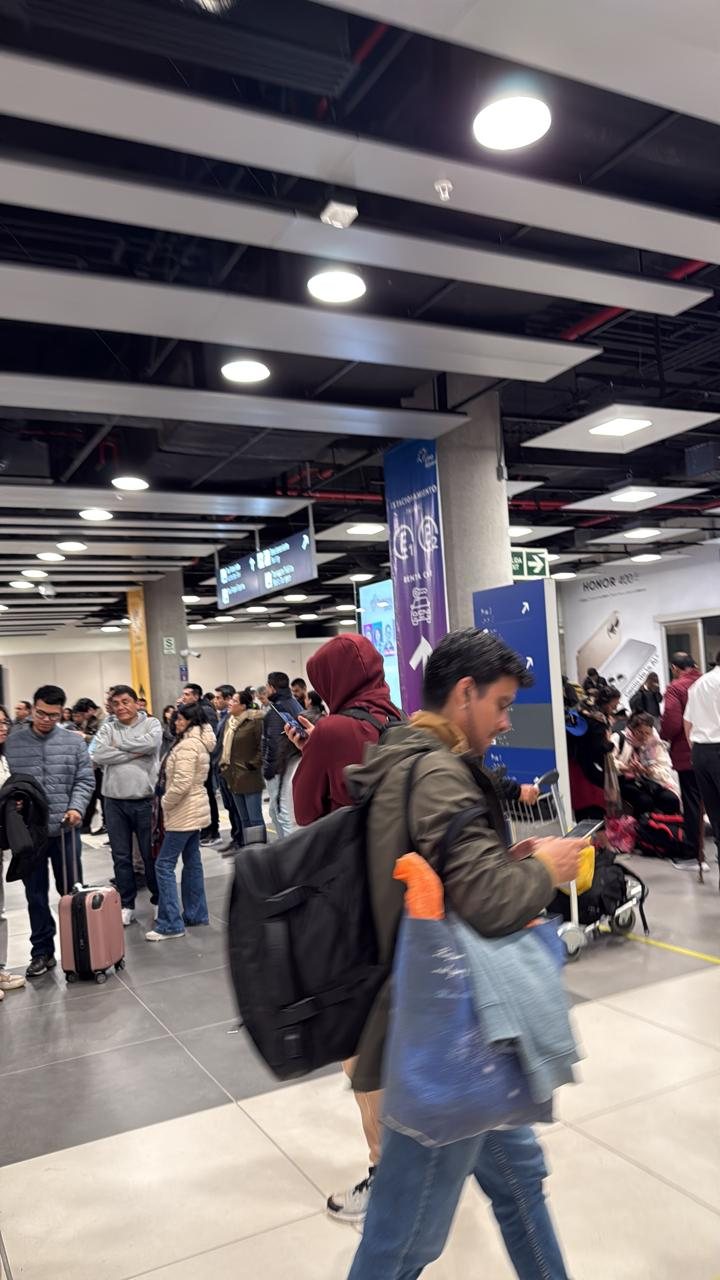 Pasajeros en terminal del aeropuerto