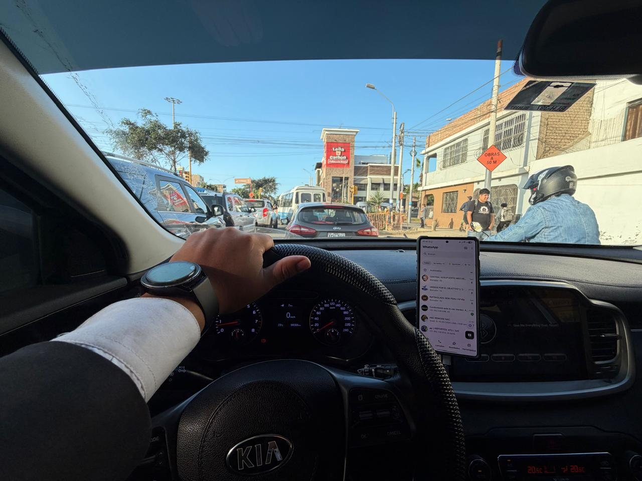 Conductor coordinando por WhatsApp