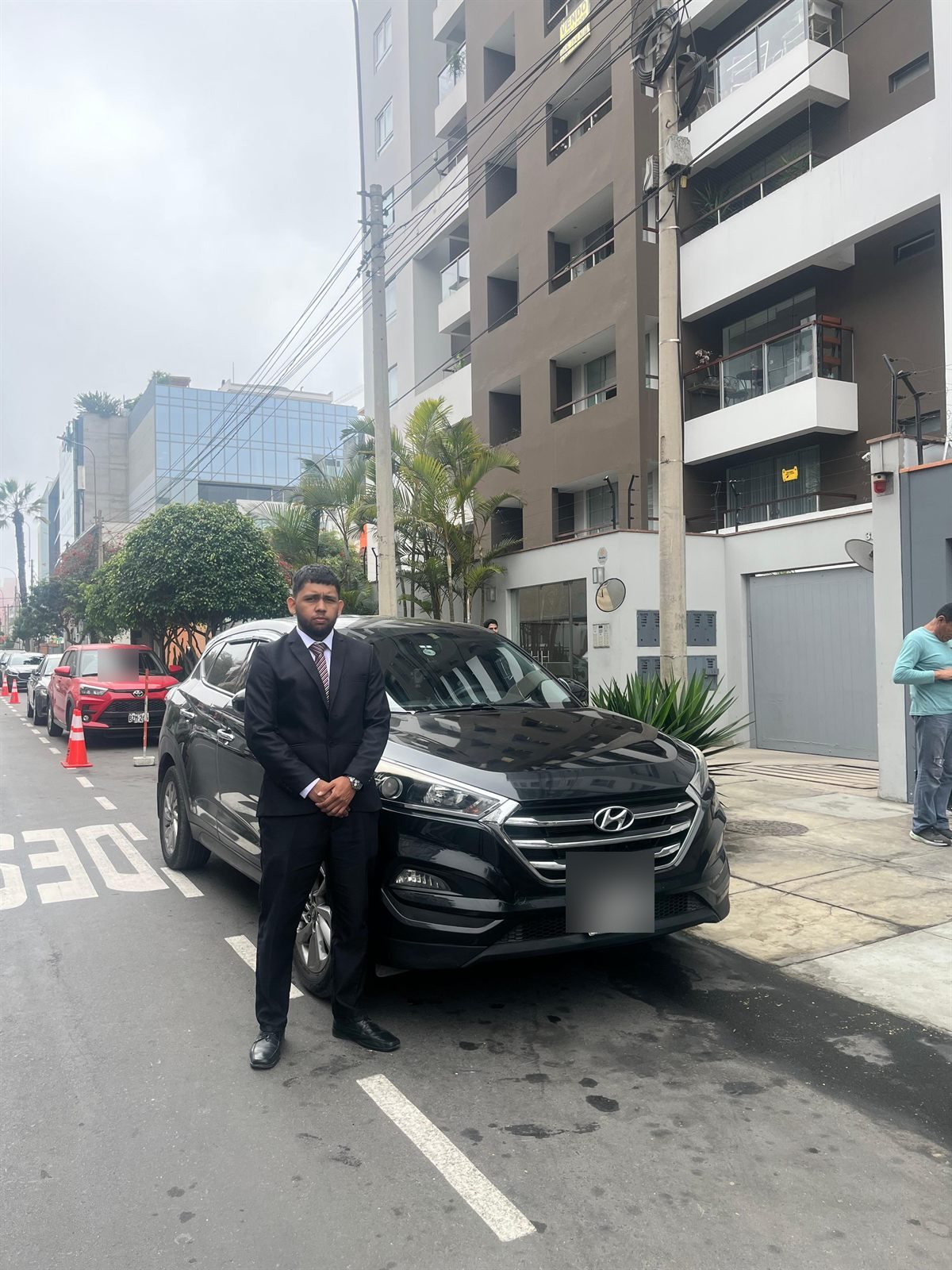 Camioneta negra en servicio urbano
