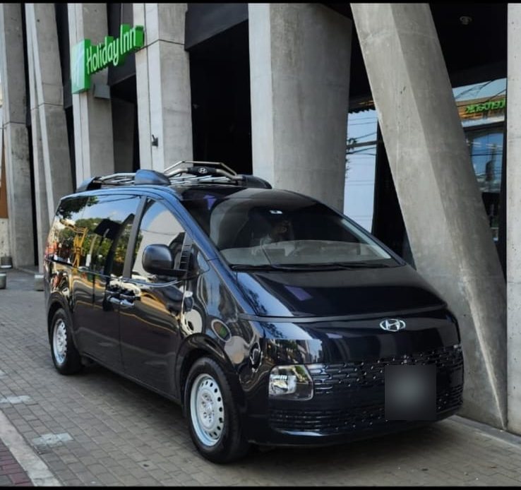 Van negra en hotel Holiday Inn
