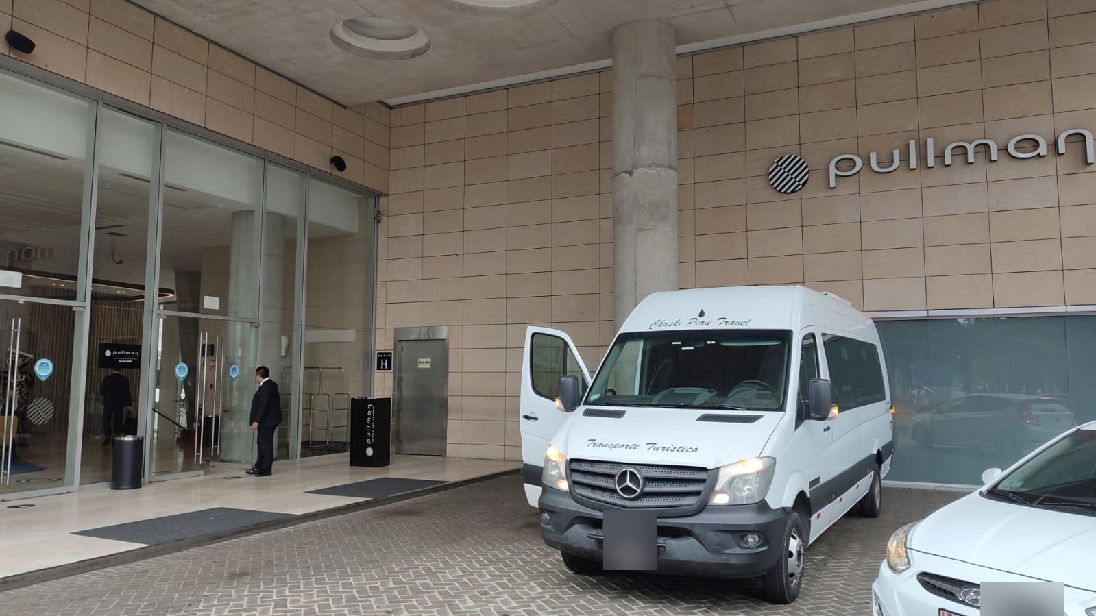 Sprinter de transporte tur&iacute;stico en hotel Pullman Lima