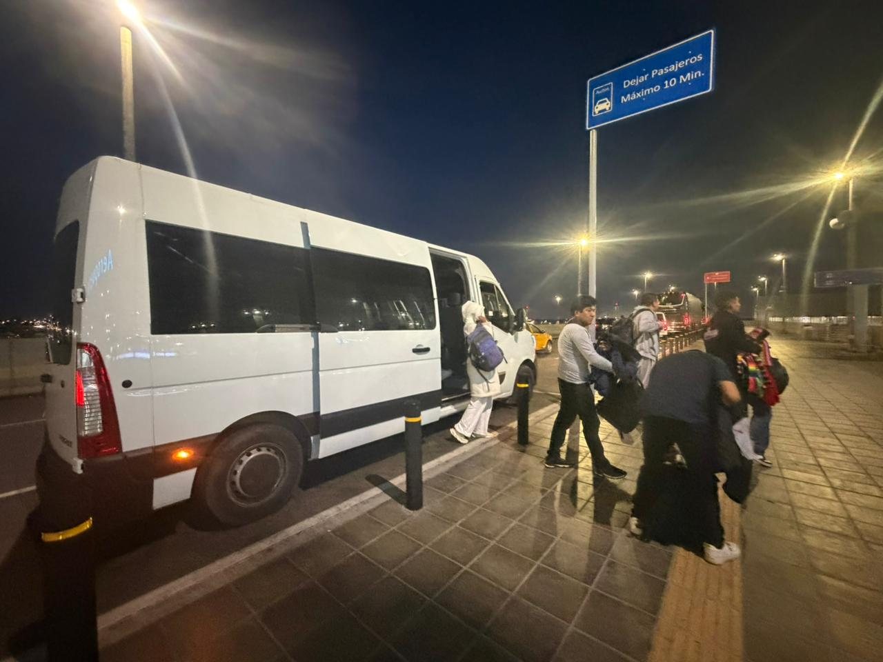 Recojo nocturno con van en aeropuerto
