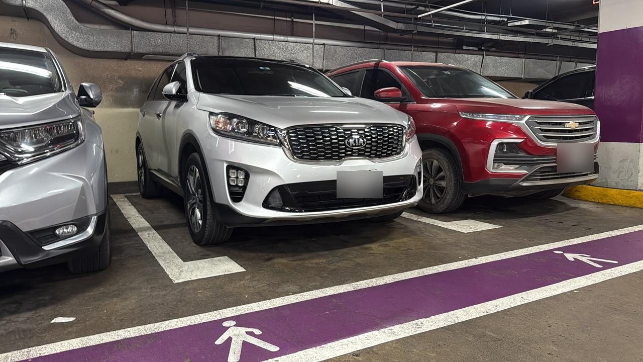 Unidades SUV en estacionamiento
